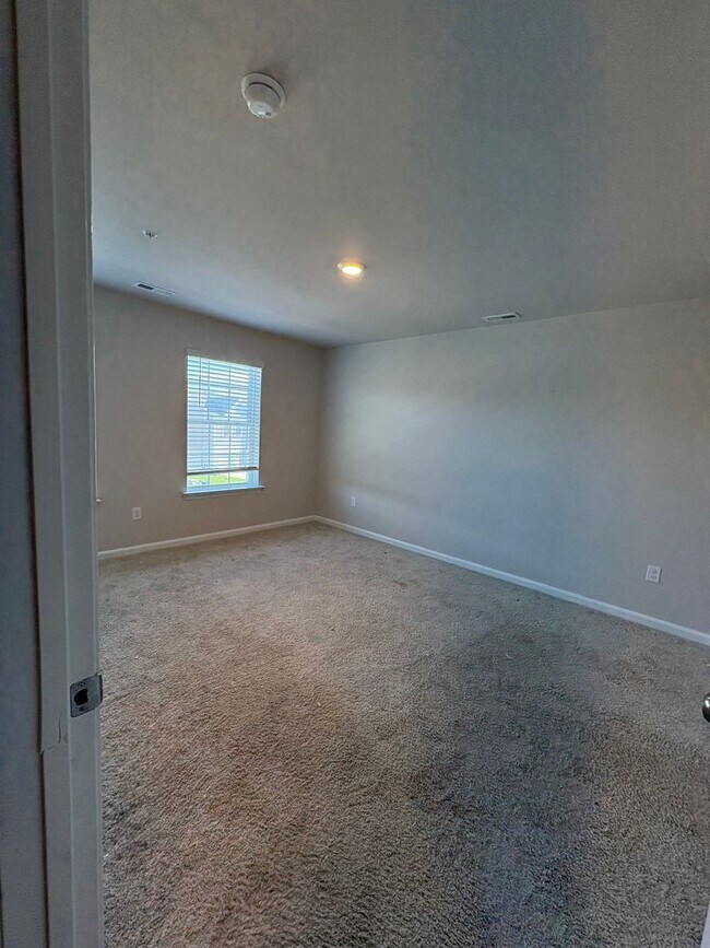 Building Photo - 3 Bedroom 2.5 Bath Townhouse Locust Run Northeastern SD