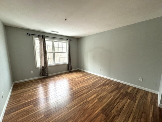 Building Photo - 65 Fordway Extension