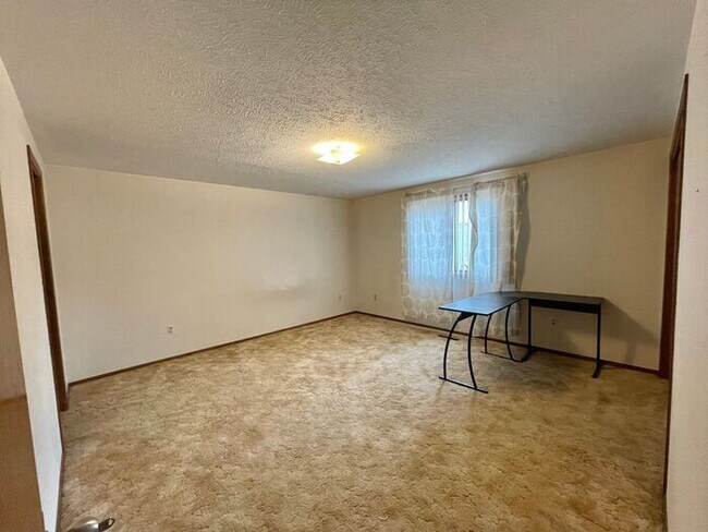 Building Photo - Large 3 Bedroom, 2 Bathroom Home in North Loveland