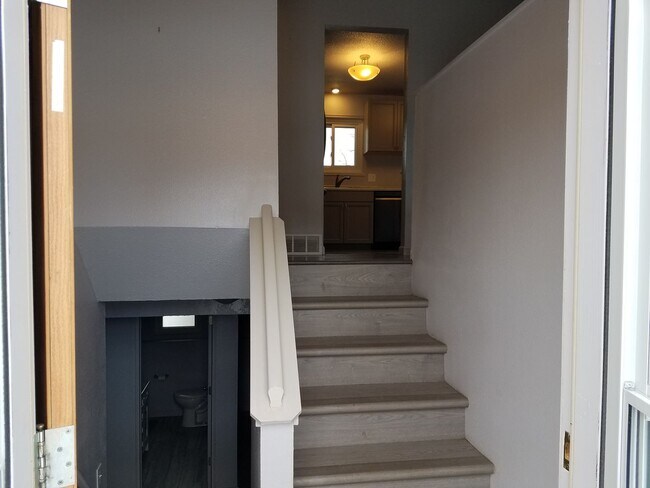 Building Photo - House For Lease