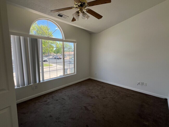 Building Photo - 652 N 2720 E