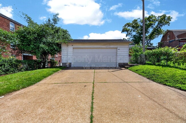 Building Photo - 905 Russell Blvd