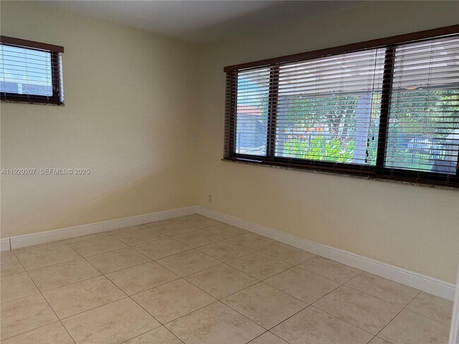 Building Photo - 811 NE 10th St