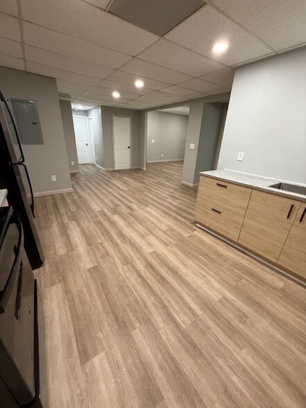 Building Photo - 202 Oakwood Cir