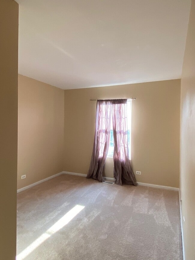 Building Photo - 266 Springbrook Trail S