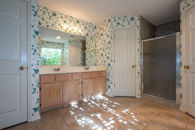 Building Photo - Charming 3 bedroom home with cozy fireplac...