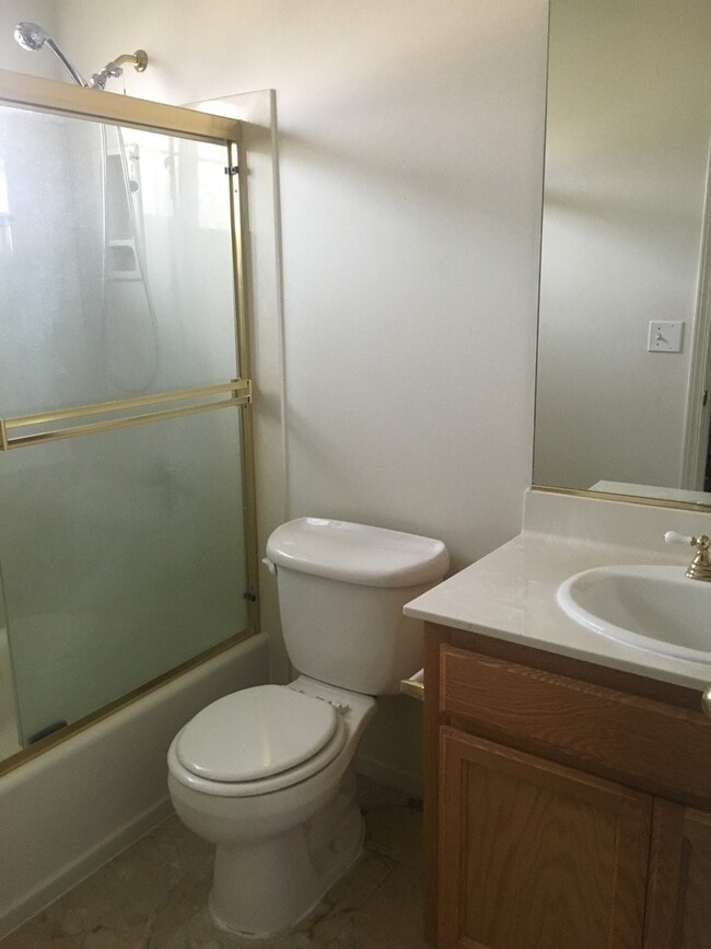 Building Photo - Split Level 4 Bedroom  2.5 Bath Town Home