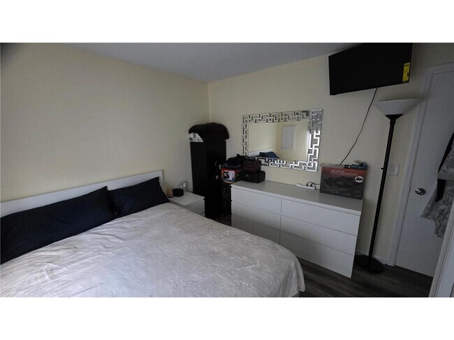 Building Photo - 9461 Ranchview Ln N