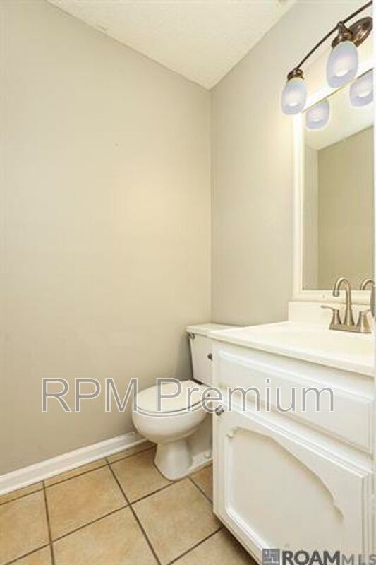 Building Photo - 4625 Parkoaks Dr