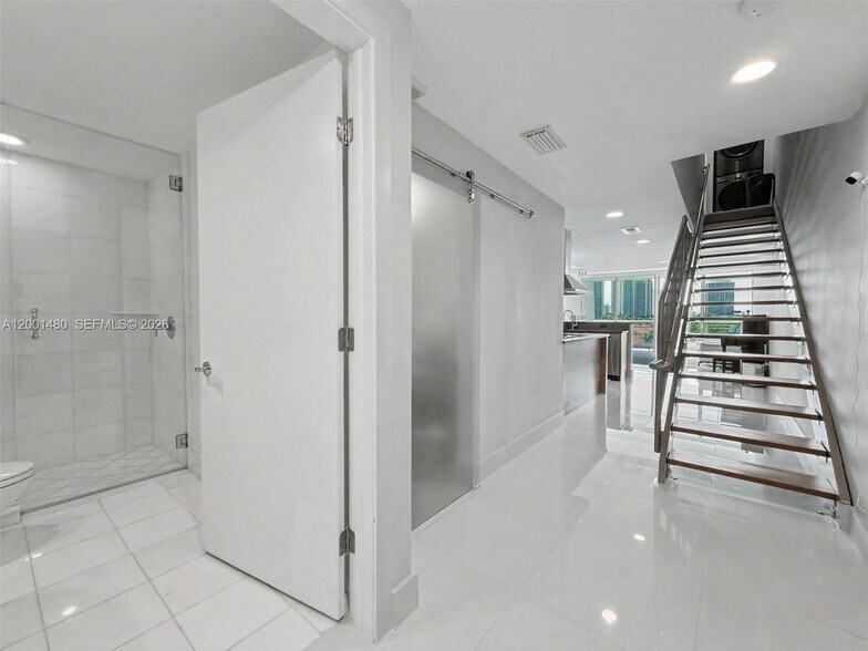 Building Photo - 2950 NE 188th St