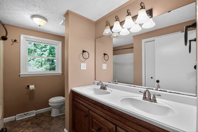 Building Photo - 22929 Town Creek Dr