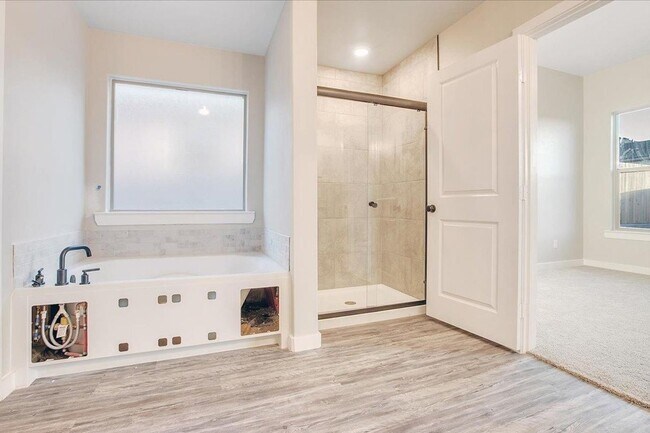 Building Photo - Pre-leasing for July