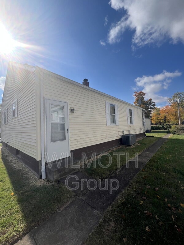 Building Photo - 702 W 23rd St