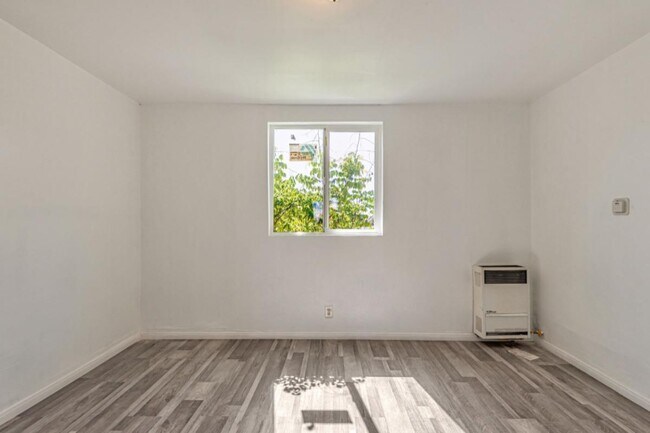 Building Photo - 847 W 43rd St