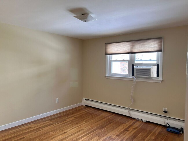 Building Photo - House for Rent in Stoneham!
