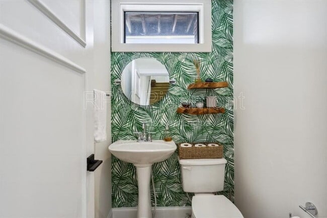 Building Photo - 174 Chester Ave SE