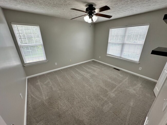 Building Photo - Lovely 2-Bedroom, 1.5-Bath Townhome in a Desirable Hamburg Location!