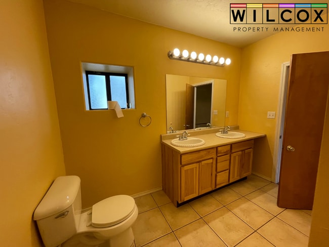 Building Photo - Charming 2-Bedroom Home Steps from Local Conveniences
