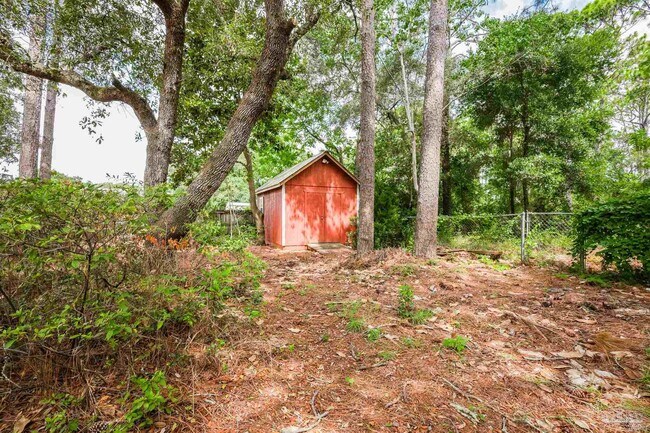Building Photo - 81 Country Club Rd