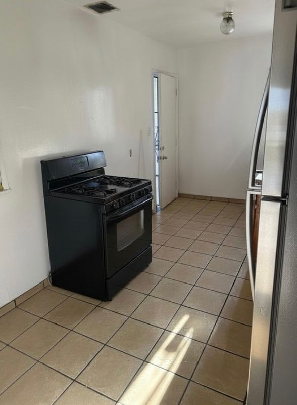 Building Photo - 934 1/2 West 71st Street