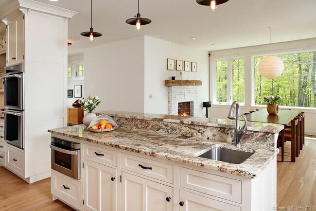 Building Photo - 121 Quaker Hill Rd