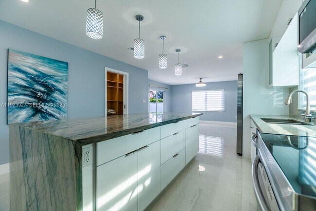 Building Photo - 3425 SW 69th Ave