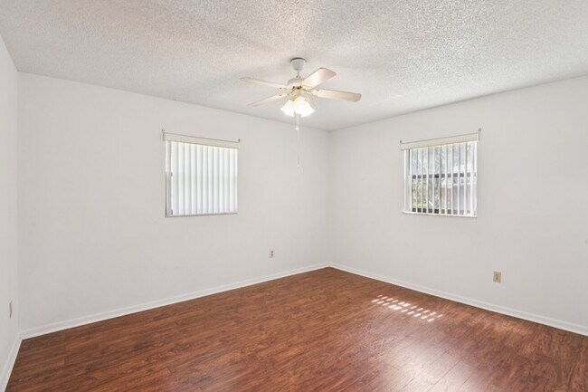 Building Photo - 4704 Queen Palm Dr