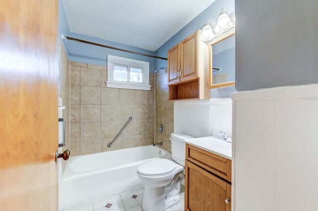 Building Photo - 3-Bedroom Home with Hardwood Floors & Fenced Yard in St. Louis