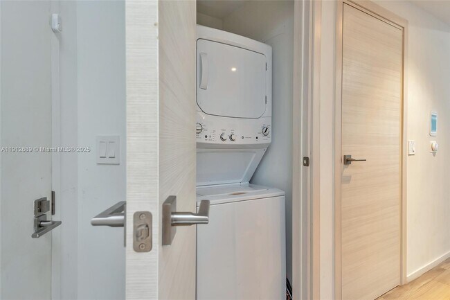 Building Photo - 801 S Miami Ave