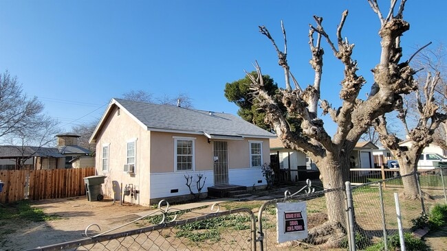 Building Photo - 805 Apple St