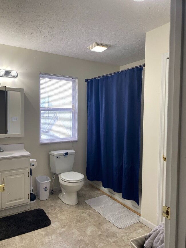 Building Photo - 4 Bedroom Duplex. Close to Campus and Down...