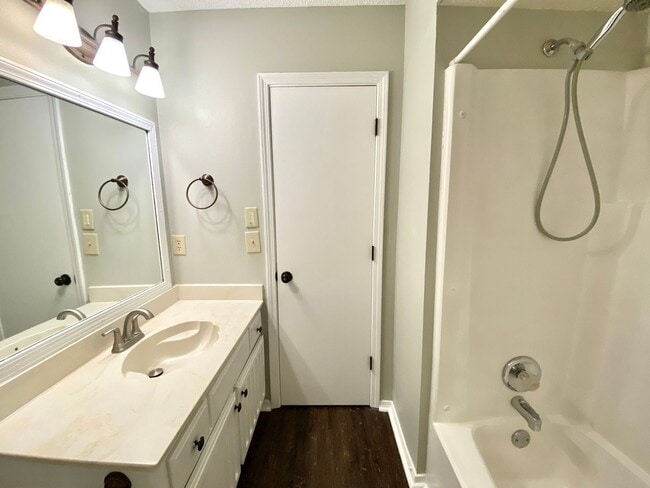 Building Photo - Spacious Jenks 4-Bedroom with NO Carpets &...