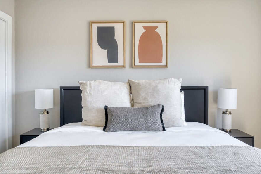 Building Photo - 644 Edgewater Blvd