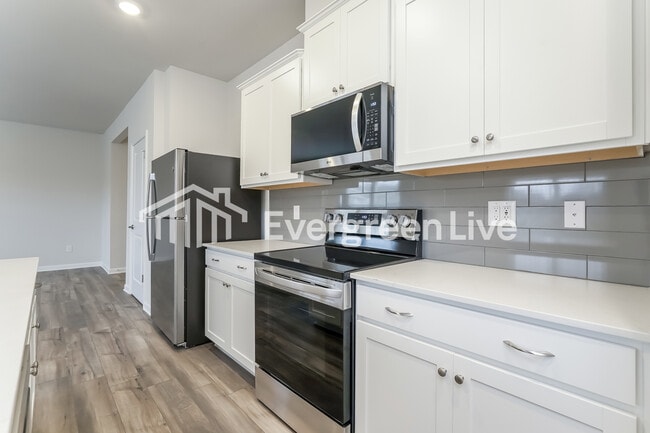 Building Photo - 5609 Hydrangea St