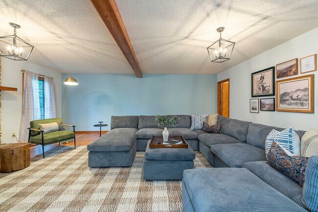 Building Photo - 41 Little Forest Dr