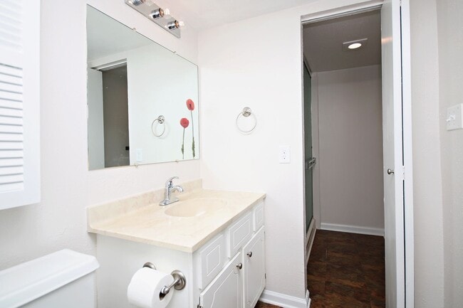 Building Photo - Four Seasons Condo Near Rt 29 Shopping & D...