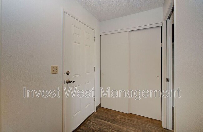 Building Photo - 8604 NE Mason Dr