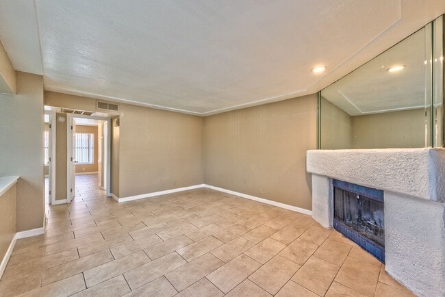 Building Photo - 2117 Sun Ave