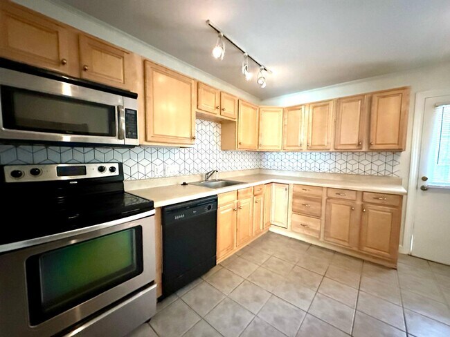 Building Photo - 533 Inwood Dr