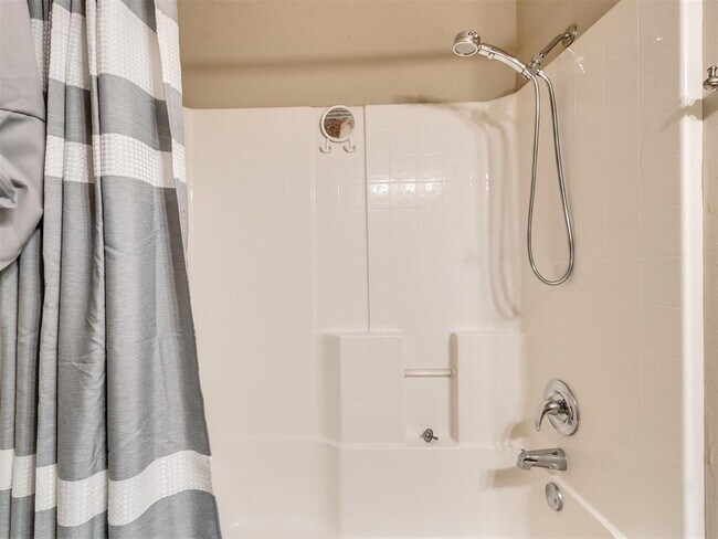 Building Photo - 1001 N Barn Hill Way