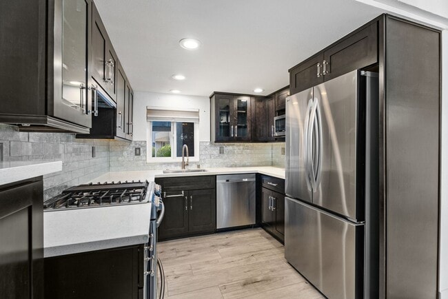 Building Photo - Charming, Light-Filled 2-Bed / 2.5-Bath Townhome with Private Yard & Garage Parking