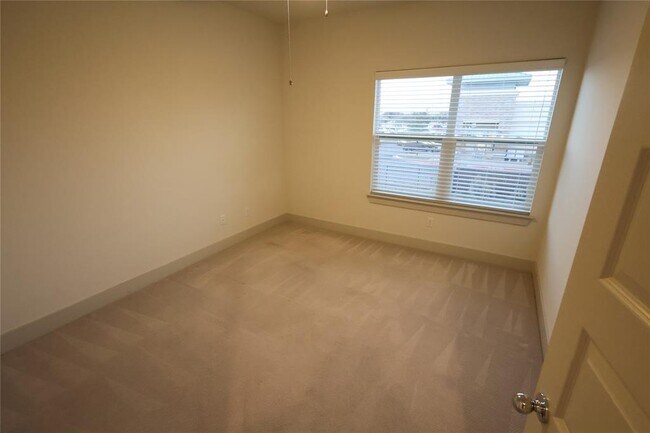 Building Photo - 2101 Town Centre Dr