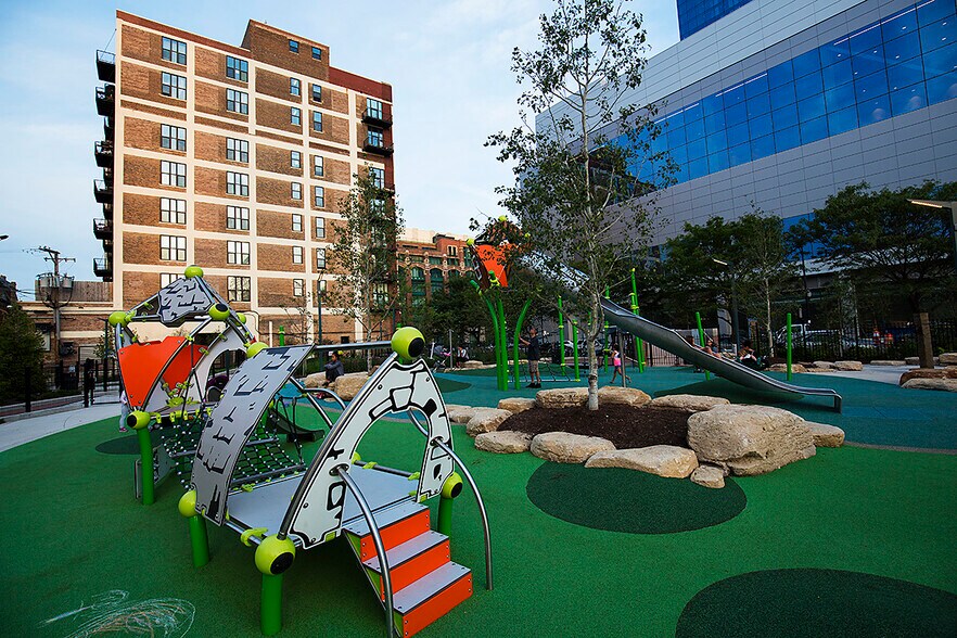 Building Photo - 320 E 21st St