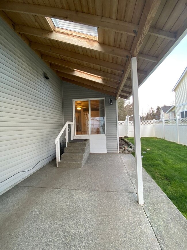 Building Photo - Large Dupont Home ~ Northwest Landing Comm...