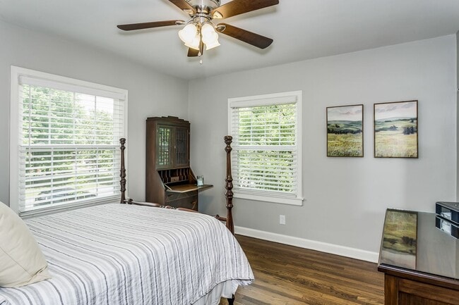 Building Photo - Fully remodeled Crown Heights BEAUTY!