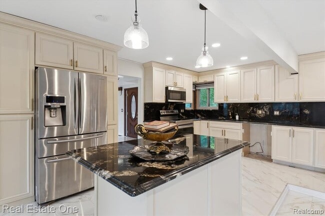 Building Photo - 23944 Fordson Dr