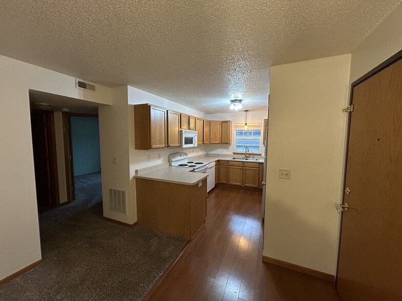 Kitchen/Entry - 80 Cherry Ct