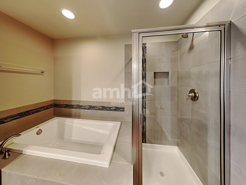 Building Photo - 1055 Riggs Dr E