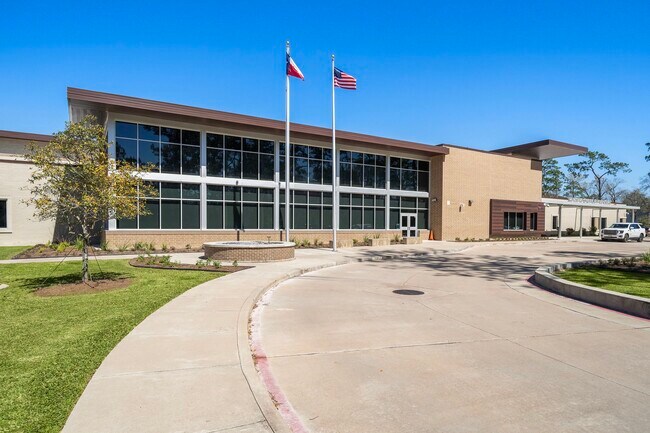 Building Photo - 8944 Chatsworth Dr