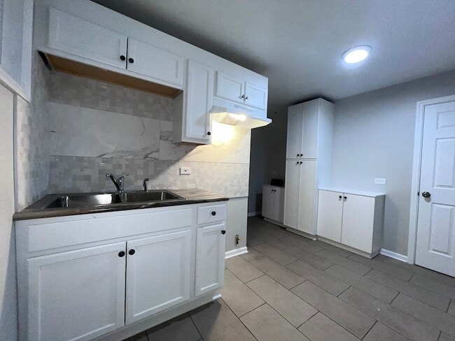 Building Photo - 8919 S Muskegon Ave